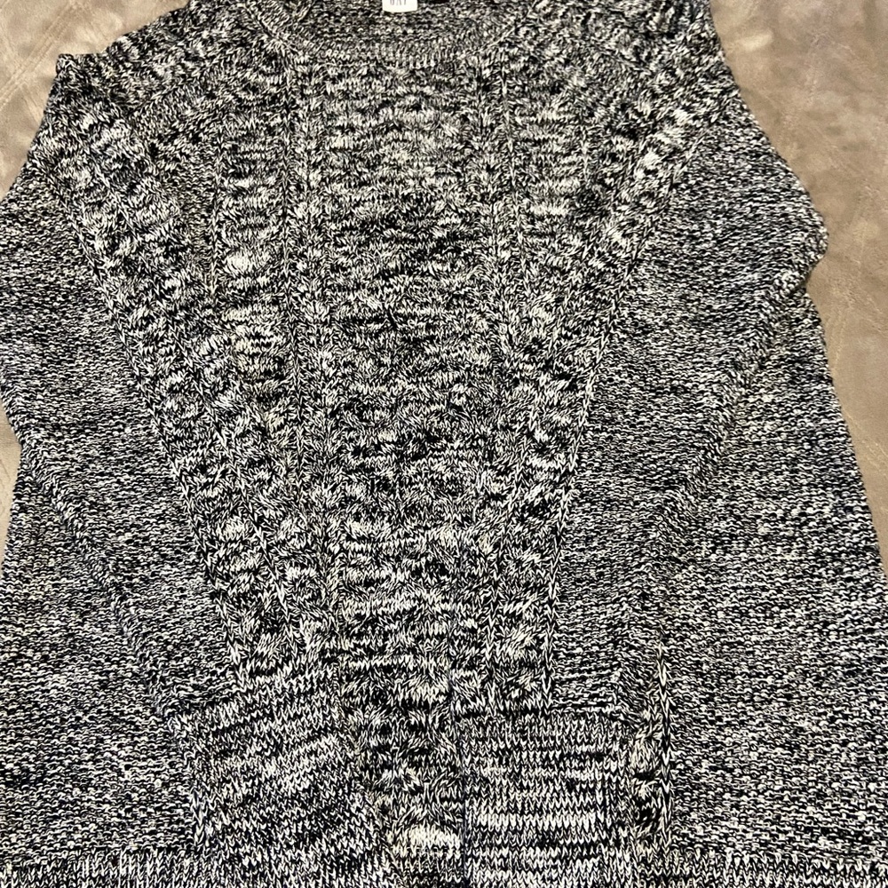 Cable knit Sweater wearing a regular GAP size M hits at the hip. - Picture 6 of 6